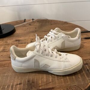 VEJA SNEAKER WHITE PEBBLED TAUPE SUEDE V